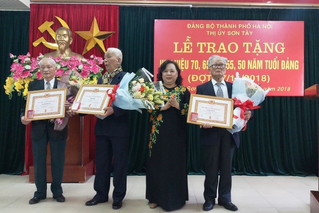 Chủ tịch HĐND TP Nguyễn Thị Bích Ngọc trao Huy hiệu Đảng tại thị xã Sơn Tây